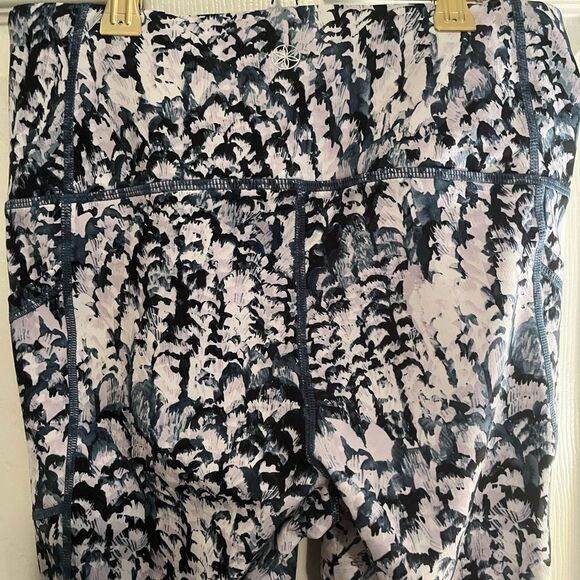 GAIAM Gray and Purple Leggings with Stretchy Fit - Picture 5 of 10